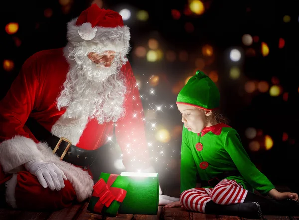 Père Noël, enfant et boîte magique — Photo