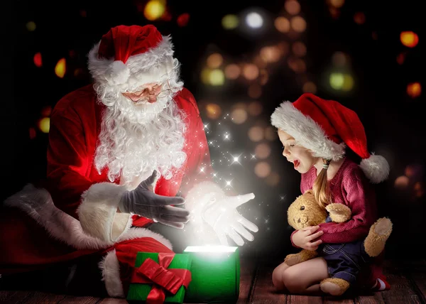 Santa, kind en magic box — Stockfoto
