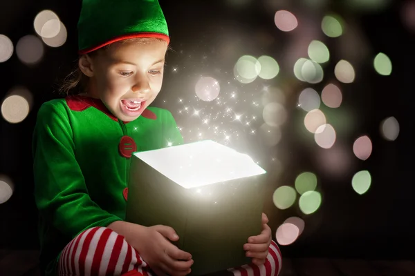 Niño y caja mágica — Foto de Stock