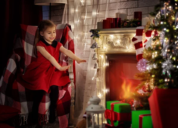 Girl by fireplace — Stock Photo, Image