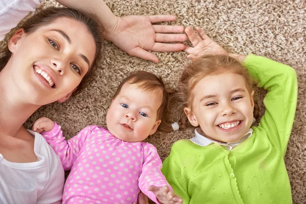 Familia feliz, madre e hijas — Foto de Stock