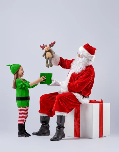 Санта-Клаус и маленькая девочка — стоковое фото
