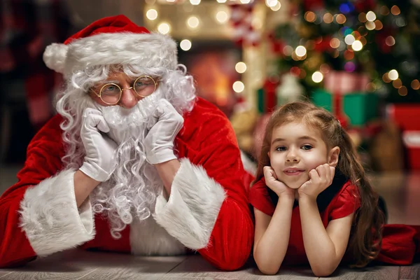 Papá Noel y niña — Foto de Stock