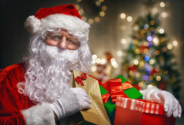 Babbo Natale con regali di Natale — Foto Stock