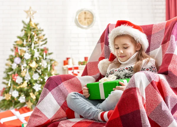 Menina segurando presente de Natal — Fotografia de Stock