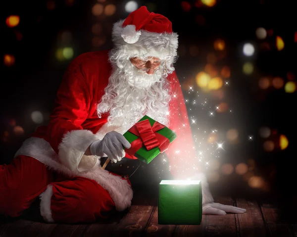 Papai Noel com presentes de Natal — Fotografia de Stock