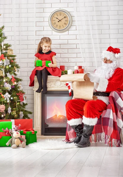 Papai Noel e menina — Fotografia de Stock