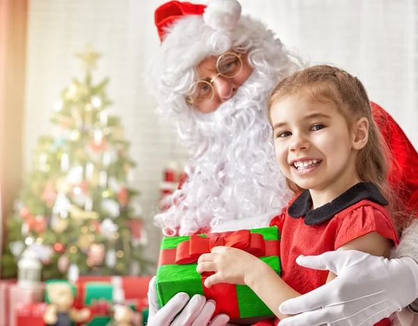 Papai Noel e menina — Fotografia de Stock