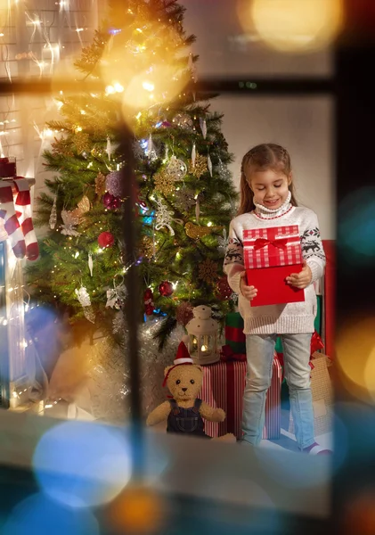 Chica celebración regalo de Navidad — Foto de Stock