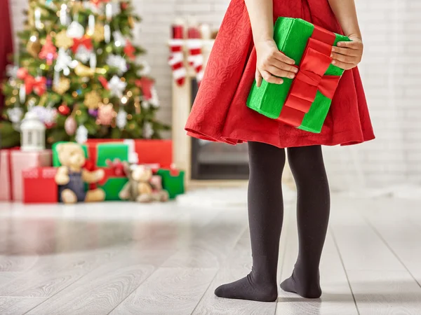 Menina segurando presente de Natal — Fotografia de Stock