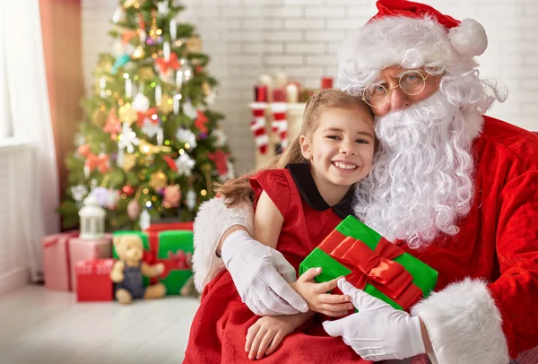 Jultomten och liten flicka — Stockfoto
