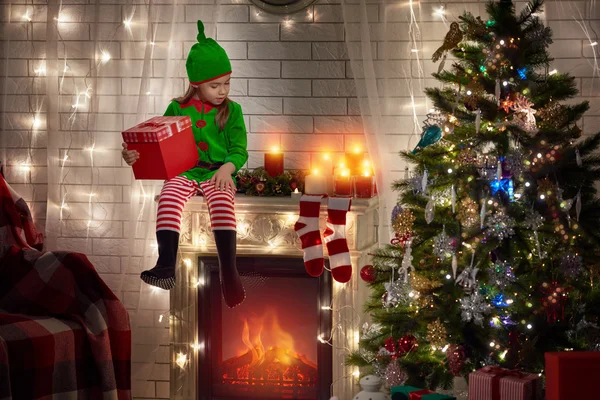 Lány és a karácsonyi ajándék — Stock Fotó