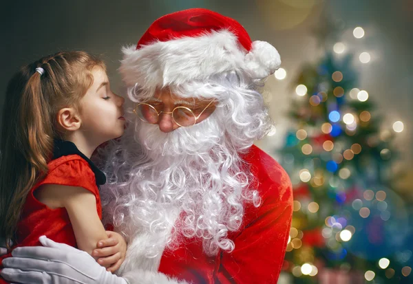 Noel Baba ve küçük kız — Stok fotoğraf