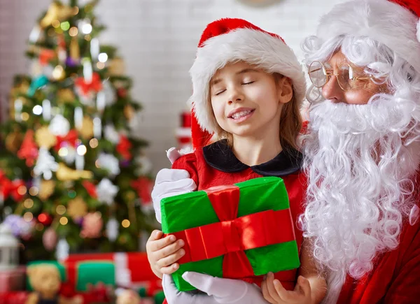 Weihnachtsmann und kleines Mädchen — Stockfoto