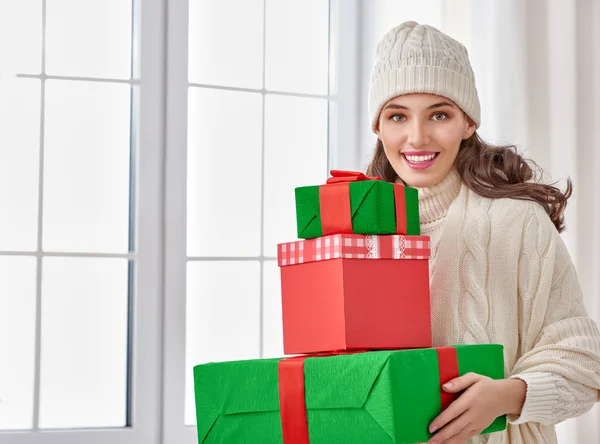 Mujer con regalos — Foto de Stock