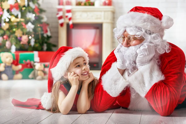 Santa claus en meisje — Stockfoto