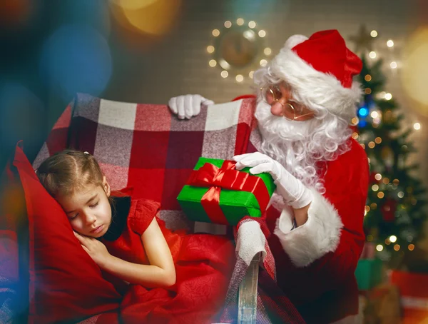 Noel Baba ve küçük kız — Stok fotoğraf