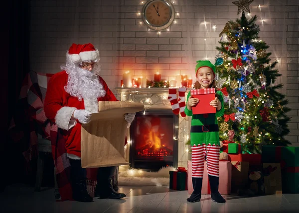 Papai Noel e menina — Fotografia de Stock