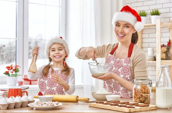 Μαγείρεμα χριστουγεννιάτικα μπισκότα — Φωτογραφία Αρχείου
