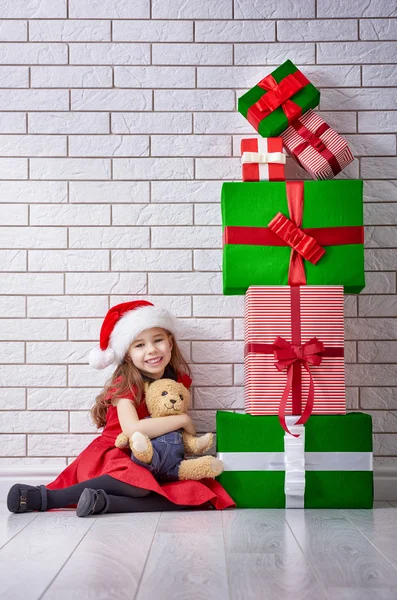 Kleines Mädchen mit Weihnachtsgeschenken — Stockfoto