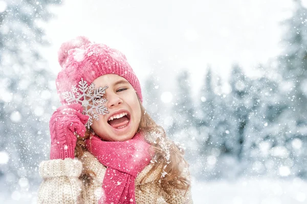 Девочка, играющая на зимней прогулке — стоковое фото