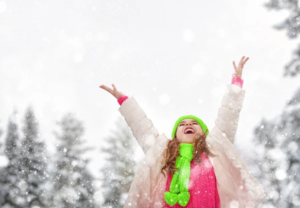 Mädchen spielt auf einem Winterspaziergang — Stockfoto