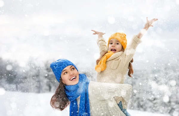 Anne ve çocuk kız bir kış yürüyüş — Stok fotoğraf