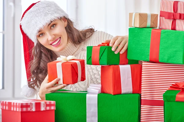 Mujer con regalos —  Fotos de Stock