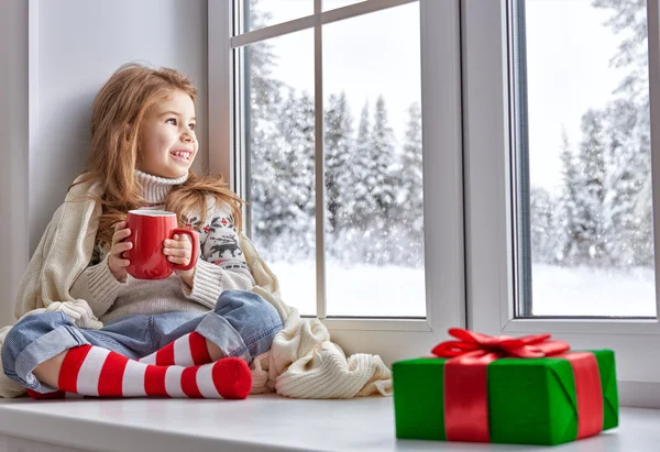 Bambina seduta vicino alla finestra — Foto Stock