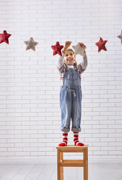 Kind hängt die Sterne auf — Stockfoto
