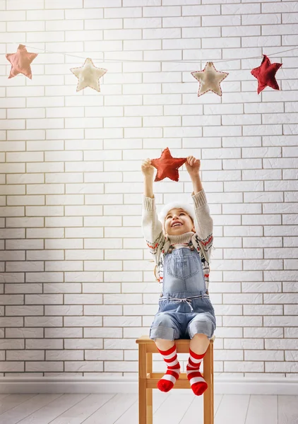 Niño cuelga las estrellas —  Fotos de Stock