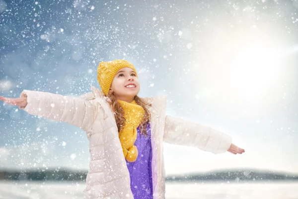 Ragazza che gioca su una passeggiata invernale — Foto Stock