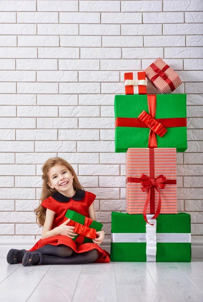 Mała dziewczynka z prezentów świątecznych — Zdjęcie stockowe