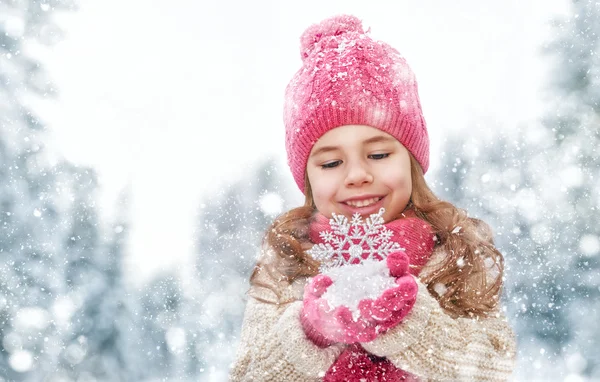 Ragazza che gioca su una passeggiata invernale — Foto Stock