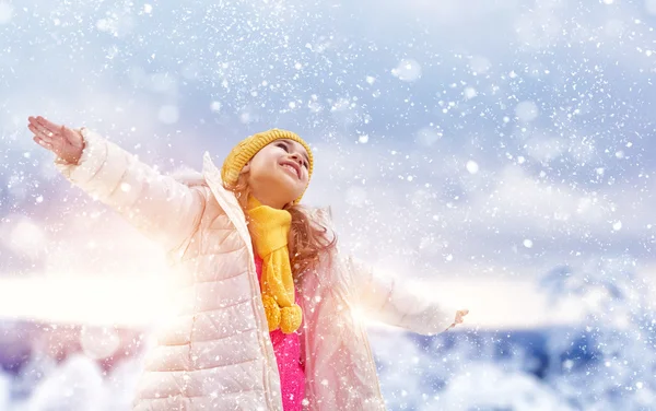 Chica jugando en un paseo de invierno — Foto de Stock