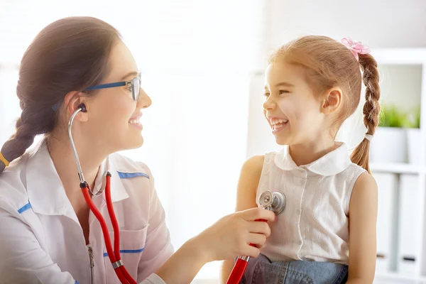 Dokter die een kind onderzoekt — Stockfoto