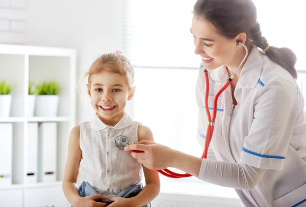 Dokter die een kind onderzoekt — Stockfoto