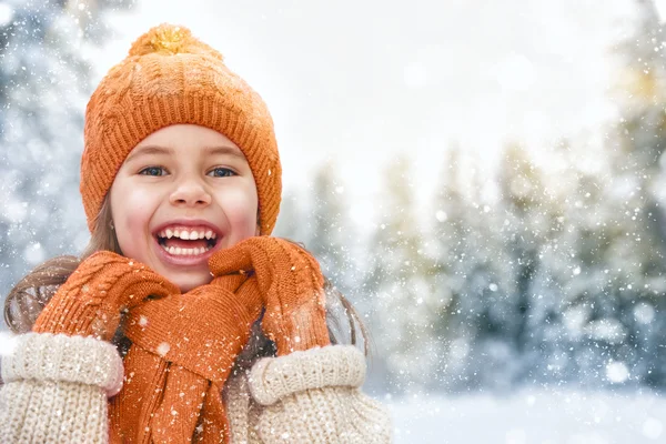 Mädchen spielt auf einem Winterspaziergang — Stockfoto