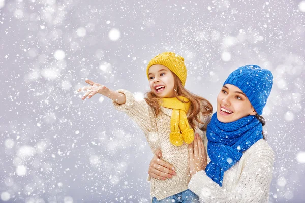 Madre y niña en un paseo de invierno — Foto de Stock