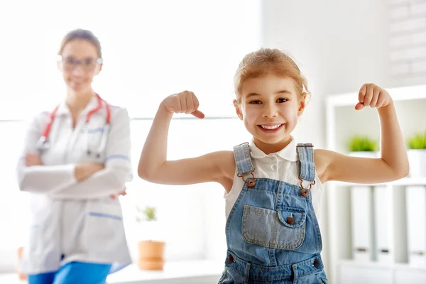 Rapariga em casa de um médico — Fotografia de Stock