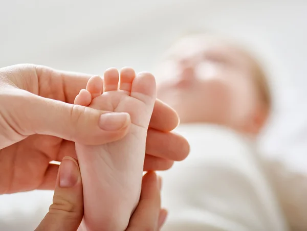 Médico examinando um bebê — Fotografia de Stock