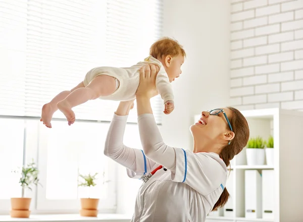 Médico examinando a un bebé — Foto de Stock