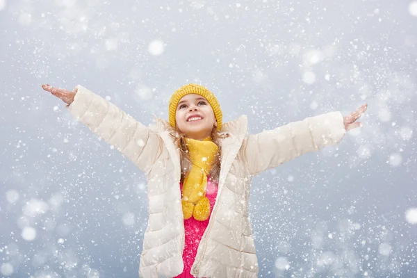 下雪的冬天散步的女孩 — 图库照片