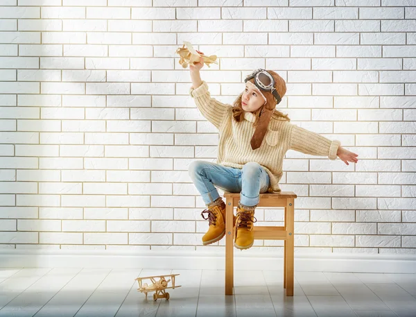 Chica jugando con juguete avión — Foto de Stock