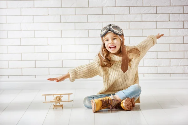 女孩玩玩具飞机 — 图库照片