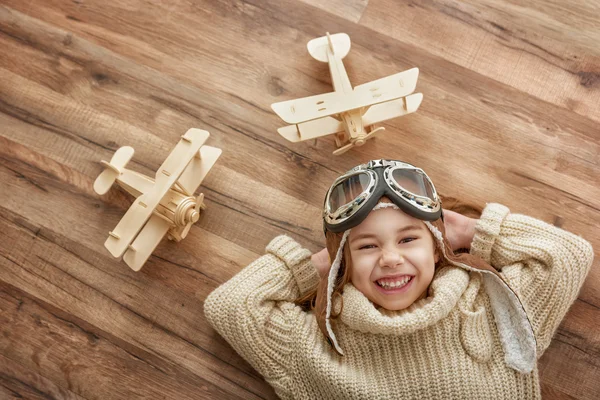 Chica jugando con juguete avión — Foto de Stock