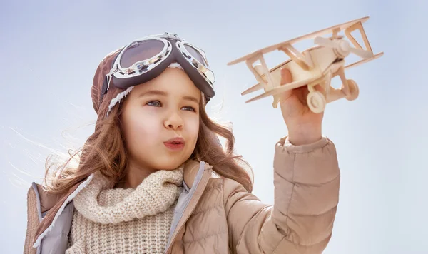 Flicka som leker med leksak flygplan — Stockfoto