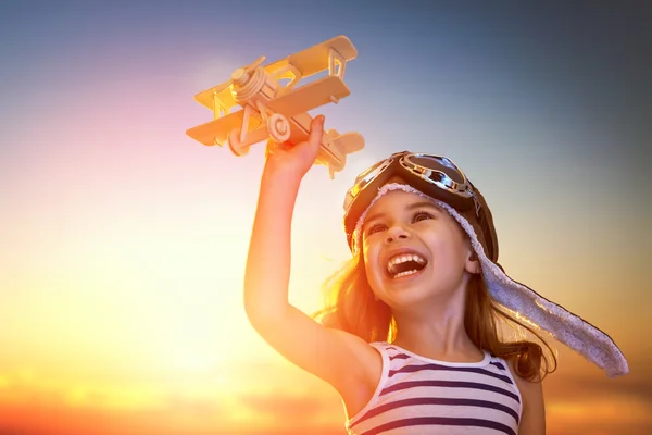 Flicka som leker med leksak flygplan — Stockfoto