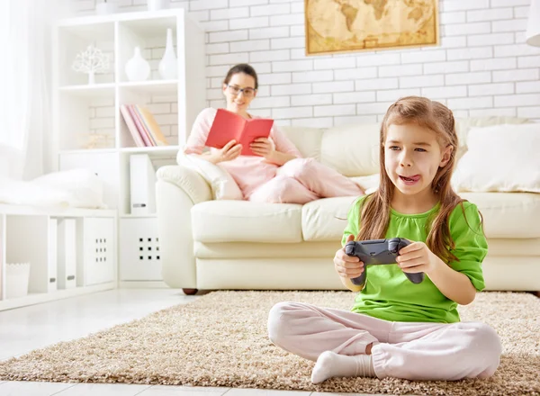 Child playing video games — Stock Photo, Image