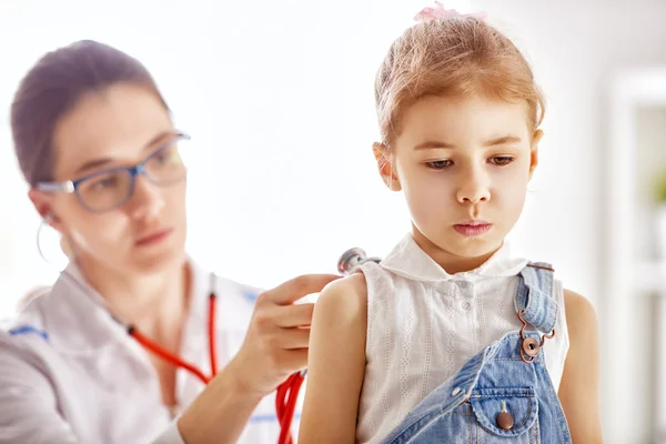 Médecin examinant un enfant — Photo